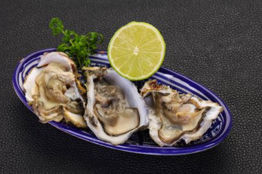 Limonlu ve maydanozlu taze istiridye.