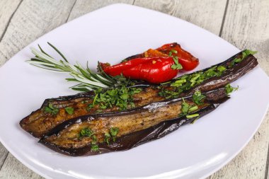 Dolmalık biberli ızgara patlıcan yeşil otlar ve baharatlar servis edilir.