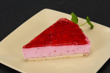 Yumuşak ahududu cheesecake plaka nane servis