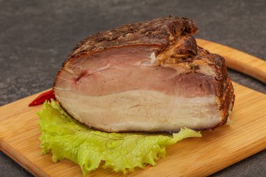 Baharatlı ve biberli ev yapımı füme domuz eti.