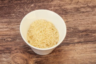 Tabakta çiğ Hint basmati pilavı