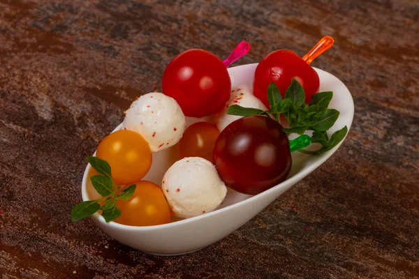 Caprese Salatası Sopayla Domates Mozzarella Fesleğen Yaprakları — Stok fotoğraf