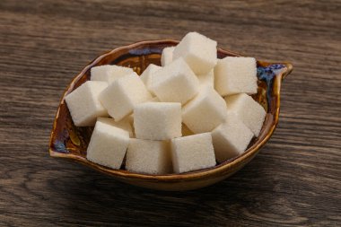 Rafine edilmiş beyaz granüllü şeker yavruları kasede.