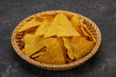 Meksika mısır cipsi üçgen yığını.