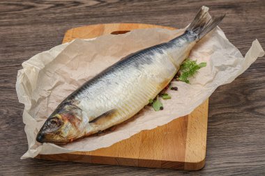 Biber ve baharatlı tuzlu ringa balığı.