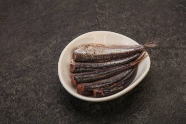 Fesleğen servis edilen kasede ançüezli balık atıştırması.