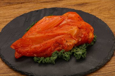 Baharatlı ve otlu füme tavuk göğsü.