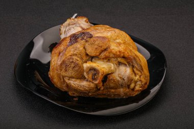 Baharatlı ve otlu domuz budu.