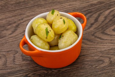 Kasede taze haşlanmış patates soğan servis edildi.