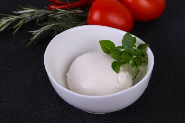 İtalyan Mozzarella peynir topu fesleğen ve domates servis etti.