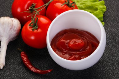 Domates ketçap sosu biber ve sarımsak servis edildi.