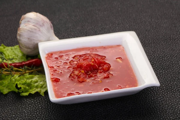 Baharatlı domates, at turpu ve sarımsak sosu. 