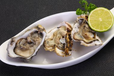 Limonlu ve maydanozlu taze istiridye.