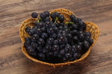 Taze taze tatlı kırmızı üzüm dalında