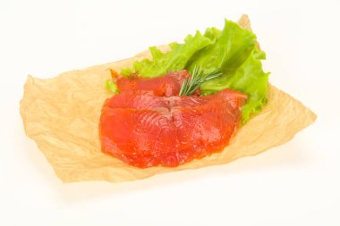 Biberiye servis edilen dilimlenmiş somon filetosu.