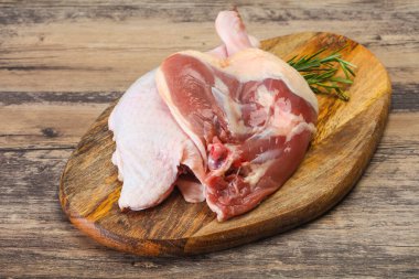 Çiğ ördek bacağı pişirmek için biberiye servis edilir.