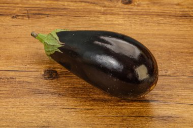 Siyah olgun taze bir patlıcan.