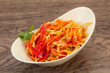 Havuç ve biberli vejetaryen lahana salatası 