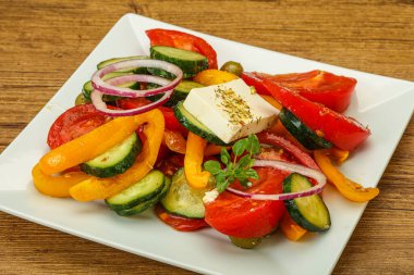 Feta peyniri ve sebzeli geleneksel Yunan salatası