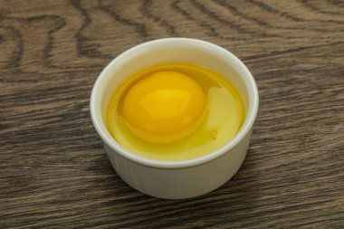 Pişirmek için çiğ tavuk yumurtası.