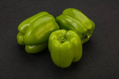 Yeşil tatlı dolmalık biber yığını 