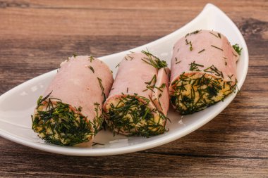 Peynirli ve sarımsaklı jambonlu sandviç.