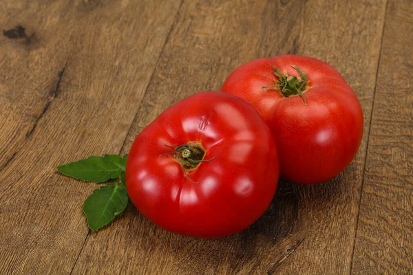 Reife Rote Tomate Über Hölzernen Hintergrund — Stockfoto