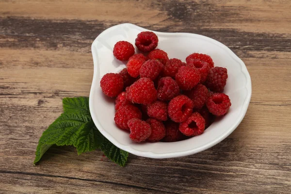 Röd Ljus Mogen Söt Hallon Med Blad — Stockfoto