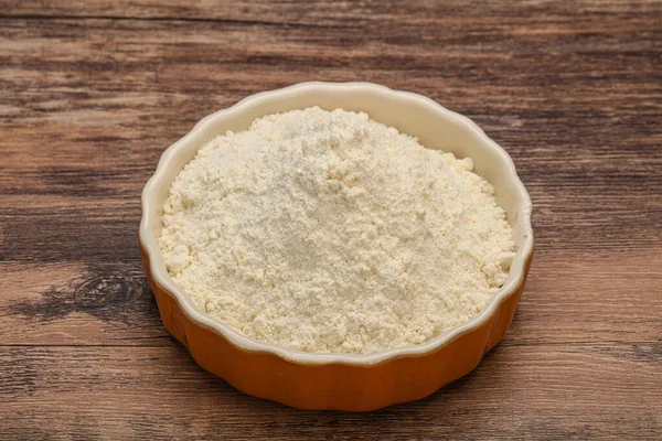 調理用のボウルに小麦粉のヒープ — ストック写真