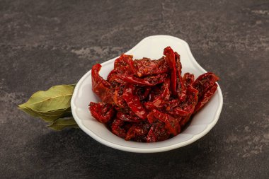 Olgun kuru domates yığını kasede.