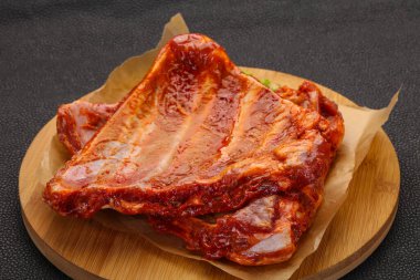 Çiğ domuz pirzolası pişirmeye hazır.