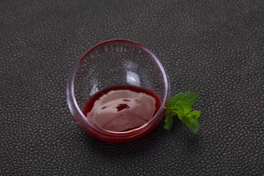 Nane yapraklı nefis inek üzümü sosu.