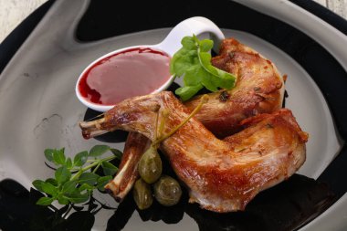 Dut soslu kızarmış tavşan bacağı.