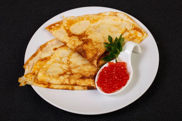 Pannenkoek Met Rode Kaviaar Tafel — Stockfoto