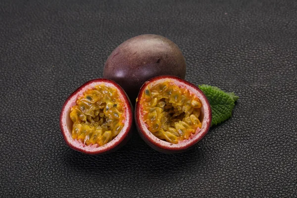 Tropical Fresh Ripe Passion Fruit — Stock Photo, Image