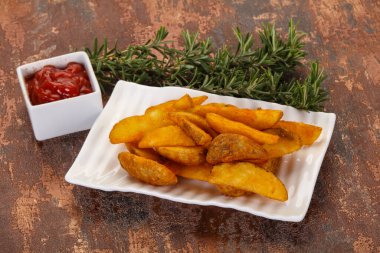 Biberiye ve soslu kızarmış patates dilimleri.