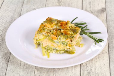 Somon ve brokolili güveç. Biberiye.