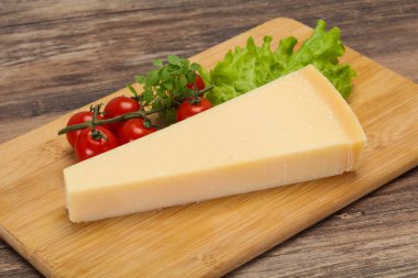 İtalyan geleneksel parmesan peyniri üçgeni salata servis etti