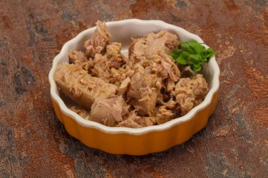 Kasede ton balığı konservesi fesleğen yaprağı var.