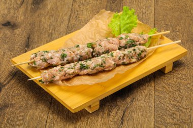 Çiğ domuz şişi kebap ızgara için hazır.