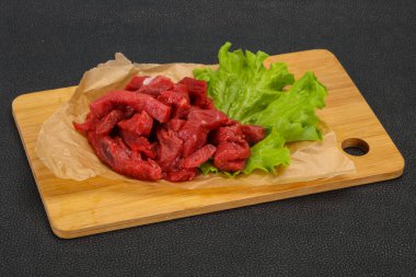 Çiğ et dilimlenmiş, pişirmeye hazır.