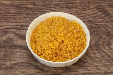 Vejetaryen mutfağı. Kasede pişirmek için kuru bulgur.