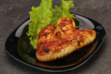 Baharatlı ve otlu kızarmış tavuk kanadı.