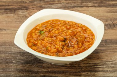 Geleneksel Gürcistan Kharço çorbası. Et ve baharatlı.