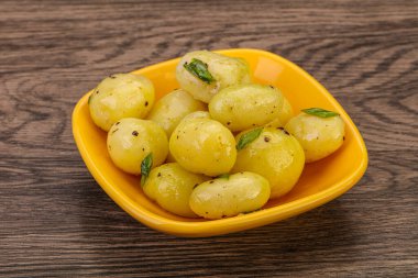 Kasede taze haşlanmış patates soğan servis edildi.