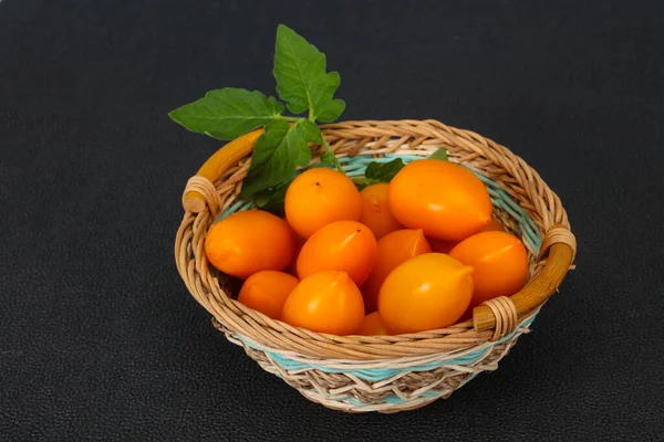 Tas Tomate Jaune Mûr Dans Bol Bois — Photo