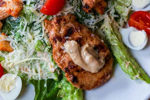 Salada Caesar Com Frango Grelhado — Fotografia de Stock