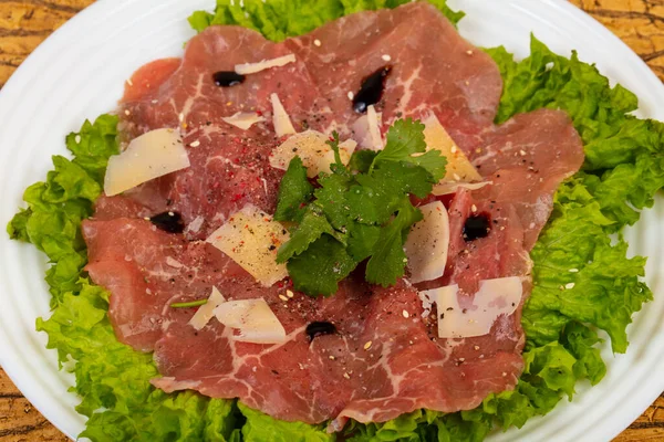 Rundvleescarpaccio Met Parmezaanse Kaas Saladebladeren — Stockfoto