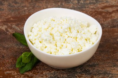 Doğal süzme peynir nane yaprağı sunar.