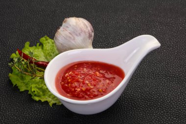 Baharatlı domates, at turpu ve sarımsak sosu. 